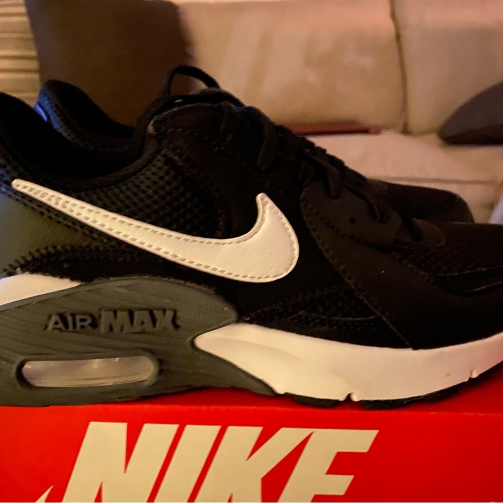 Nike woman’s Air Max Excee *NEW* size 7.5